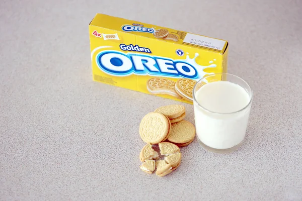 Ternopil Ucrania Mayo 2022 Oreo Galletas Crujientes Doradas Con Vaso —  Fotos de Stock