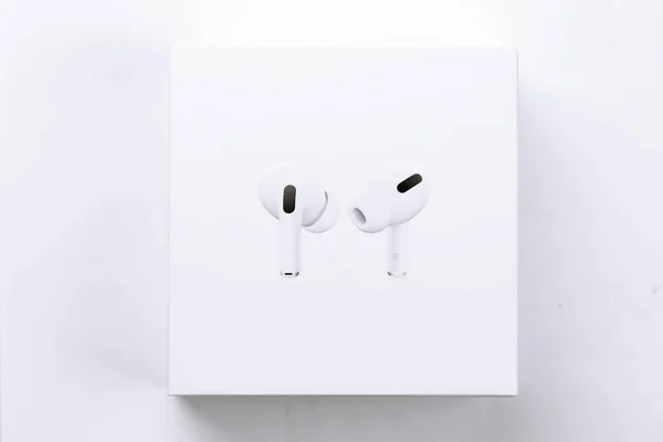 Kharkiv Ukraine Tammikuu 2021 Apple Airpods Pro Valkoisella Taustalla Langattomat — kuvapankkivalokuva