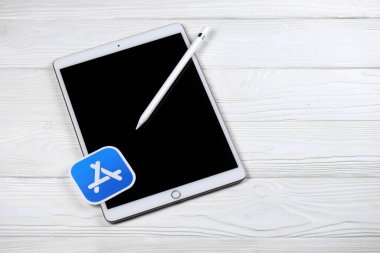 KHARKIV, UKRAINE - 27 Ocak 2021: Yepyeni Apple iPad ve Apple kalem ve beyaz arkaplanda mavi uygulama mağaza logosu. Apple Inc. merkezi Kaliforniya 'da bulunan bir Amerikan teknoloji şirketidir.