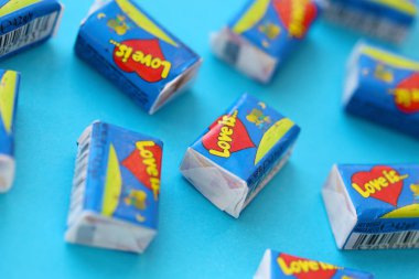 TERNOPIL, UKRAINE - 23 Haziran 2022: Aşk, 1990 'larda Rusya' da popüler olan bir Türk balon diş etidir. Aşkın çeşitli tatları sakız çiğniyor. Yığınla aşk hakkında.