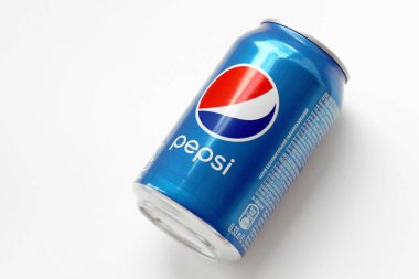 TERNOPİL, UKRAINE - 28 Mayıs 2022: soğuk Pepsi içeceği beyaz arka planda. Pepsi 1893 yılından beri PepsiCo tarafından üretilen bir karbonatlı meşrubattır.