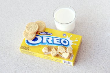 TERNOPİL, UKRAINE - 28 Mayıs 2022: beyaz arka planda bir bardak sütle Oreo altın çıtır kurabiyeleri. Oreo markası, Mondelez International adlı Amerikan şirketine ait.