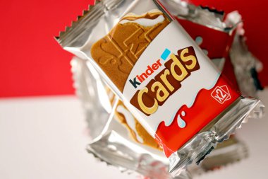 TERNOPİL, UKRAINE - 3 HAZİRAN 2022: Kinder Çikolata Kartları ürün paketi. Kinder, Ferrero 'nun çok uluslu İtalyan şekerleme markasıdır..