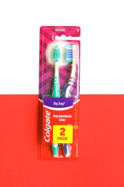 TERNOPIL, UKRAINE - 23 Haziran 2022: Colgate diş fırçaları, merkezi NYC 'de bulunan Colgate-Palmolive adlı Amerikan tüketici ürünleri şirketi tarafından üretilen bir markadır.