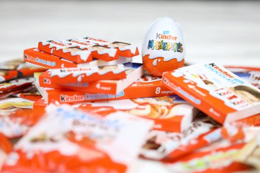 KHARKIV, UKRAINE - 14 Şubat 2021: Kinder Chocolate çeşitli üretim. Kinder, Ferrero 'nun çok uluslu İtalyan şekerleme markasıdır..