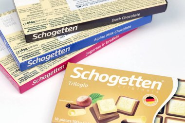 KHARKIV, UKRAINE - 18 Aralık 2020 Schogetten çikolata paketleri. Avrupa 'nın en başarılı şekerleme tedarikçilerinden Ludwig Schokolade GmbH ve Co. KG tarafından üretilen Dark Chocolate