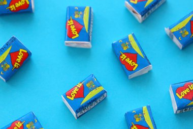 TERNOPIL, UKRAINE - 23 Haziran 2022: Aşk, 1990 'larda Rusya' da popüler olan bir Türk balon diş etidir. Aşkın çeşitli tatları sakız çiğniyor. Yığınla aşk hakkında.