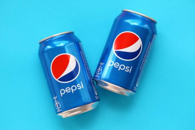 TERNOPİL, UKRAINE - 28 Mayıs 2022: soğuk Pepsi içecek kutuları. Pepsi 1893 yılından beri PepsiCo tarafından üretilen bir karbonatlı meşrubattır.
