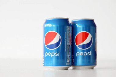 TERNOPİL, UKRAINE - 28 Mayıs 2022: soğuk Pepsi beyaz arka planda konserve içecek. Pepsi 1893 yılından beri PepsiCo tarafından üretilen bir karbonatlı meşrubattır.