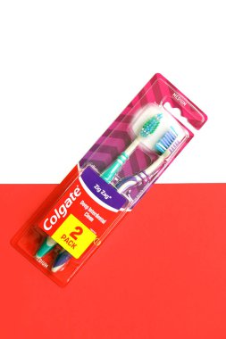 TERNOPIL, UKRAINE - 23 Haziran 2022: Colgate diş fırçaları, merkezi NYC 'de bulunan Colgate-Palmolive adlı Amerikan tüketici ürünleri şirketi tarafından üretilen bir markadır.