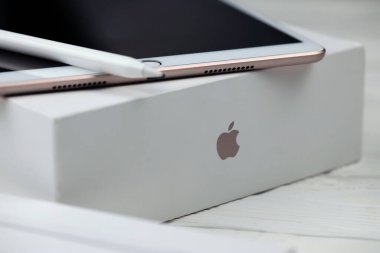 KHARKIV, UKRAINE - 27 Ocak 2021: Beyaz arkaplanda yepyeni Apple iPad ve Apple kalem. Apple Inc. merkezi Kaliforniya 'da bulunan bir Amerikan teknoloji şirketidir.