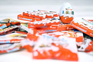 KHARKIV, UKRAINE - 14 Şubat 2021: Kinder Chocolate çeşitli üretim. Kinder, Ferrero 'nun çok uluslu İtalyan şekerleme markasıdır..
