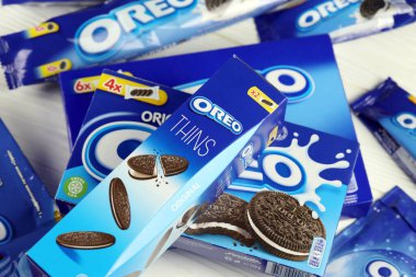 KHARKIV, UKRAINE - 14 Şubat 2021: orjinal ve gevrek kurabiye paketlerini inceltiyor. Oreo markası, Mondelez International adlı Amerikan şirketine ait.