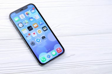 KHARKIV, UKRAINE - 27 Ocak 2021: Apple Iphone 12 profesyonel yeni model akıllı telefon, IOS bazlı beyaz arka plan. Apple Inc. merkezi Kaliforniya 'da bulunan bir Amerikan teknoloji şirketidir.