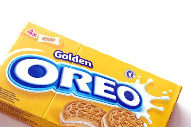 TERNOPİL, UKRAINE - 28 Mayıs 2022: Oreo altın çıtır kurabiye kutusu. Oreo markası, Mondelez International adlı Amerikan şirketine ait.