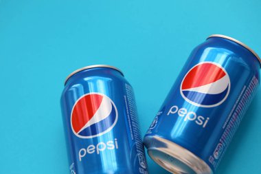 TERNOPİL, UKRAINE - 28 Mayıs 2022: soğuk Pepsi içecek kutuları. Pepsi 1893 yılından beri PepsiCo tarafından üretilen bir karbonatlı meşrubattır.