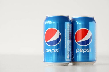 TERNOPİL, UKRAINE - 28 Mayıs 2022: soğuk Pepsi beyaz arka planda konserve içecek. Pepsi 1893 yılından beri PepsiCo tarafından üretilen bir karbonatlı meşrubattır.