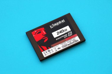 TERNOPIL, UKRAINE - 20 Haziran 2022: Kingston, Kaliforniya merkezli Kingston Teknoloji Şirketi 'nin altında Tayvan' da kurulmuş 300 adet SSD kati sürüş deposu