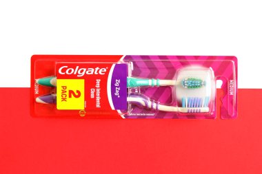 TERNOPIL, UKRAINE - 23 Haziran 2022: Colgate diş fırçaları, merkezi NYC 'de bulunan Colgate-Palmolive adlı Amerikan tüketici ürünleri şirketi tarafından üretilen bir markadır.