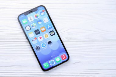 KHARKIV, UKRAINE - 27 Ocak 2021: Apple Iphone 12 profesyonel yeni model akıllı telefon, IOS bazlı beyaz arka plan. Apple Inc. merkezi Kaliforniya 'da bulunan bir Amerikan teknoloji şirketidir.