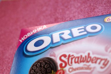 TERNOPİL, UKRAINE - 28 Mayıs 2022: Oreo çilekli cheesecake çıtır kurabiye kutusu. Oreo markası, Mondelez International adlı Amerikan şirketine ait.