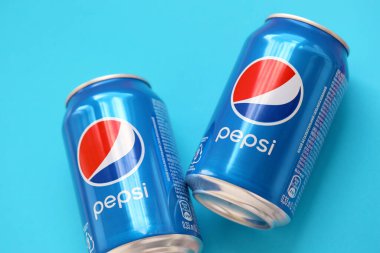 TERNOPİL, UKRAINE - 28 Mayıs 2022: soğuk Pepsi içecek kutuları. Pepsi 1893 yılından beri PepsiCo tarafından üretilen bir karbonatlı meşrubattır.