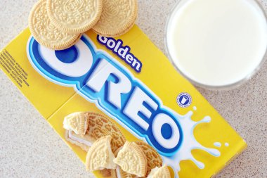 TERNOPİL, UKRAINE - 28 Mayıs 2022: beyaz arka planda bir bardak sütle Oreo altın çıtır kurabiyeleri. Oreo markası, Mondelez International adlı Amerikan şirketine ait.