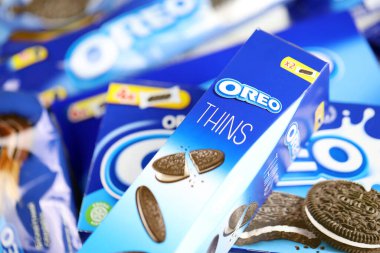 KHARKIV, UKRAINE - 14 Şubat 2021: orjinal ve gevrek kurabiye paketlerini inceltiyor. Oreo markası, Mondelez International adlı Amerikan şirketine ait.