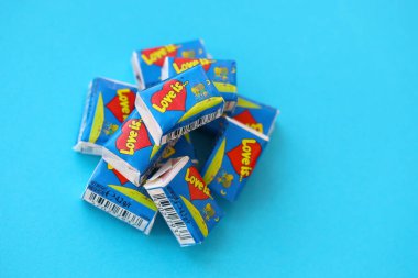 TERNOPIL, UKRAINE - 23 Haziran 2022: Aşk, 1990 'larda Rusya' da popüler olan bir Türk balon diş etidir. Aşkın çeşitli tatları sakız çiğniyor. Yığınla aşk hakkında.