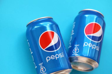TERNOPİL, UKRAINE - 28 Mayıs 2022: soğuk Pepsi içecek kutuları. Pepsi 1893 yılından beri PepsiCo tarafından üretilen bir karbonatlı meşrubattır.