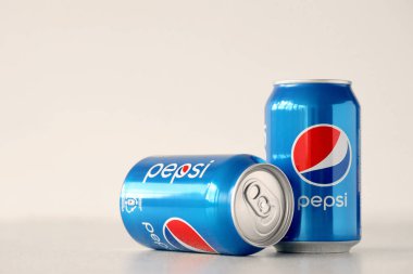 TERNOPİL, UKRAINE - 28 Mayıs 2022: soğuk Pepsi beyaz arka planda konserve içecek. Pepsi 1893 yılından beri PepsiCo tarafından üretilen bir karbonatlı meşrubattır.
