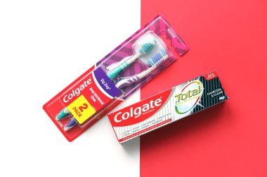 TERNOPIL, UKRAINE - 23 Haziran 2022: Colgate diş macunu ve diş fırçası, NYC merkezli Colgate-Palmolive adlı Amerikan tüketici ürünleri şirketi tarafından üretilen bir markadır.