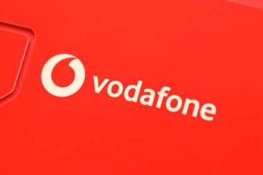TERNOPIL, UKRAINE - 5 Temmuz 2022: Vodafone Power SIM mobil kartı Vodafone Group plc - 22 ülkede ağları olan ve işleten İngiliz çokuluslu telekomünikasyon şirketi