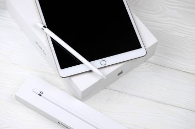 KHARKIV, UKRAINE - 27 Ocak 2021: Beyaz arkaplanda yepyeni Apple iPad ve Apple kalem. Apple Inc. merkezi Kaliforniya 'da bulunan bir Amerikan teknoloji şirketidir.