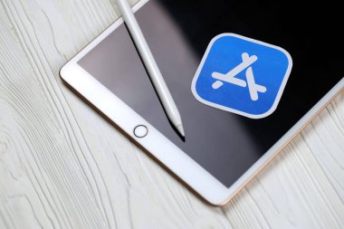 KHARKIV, UKRAINE - 27 Ocak 2021: Yepyeni Apple iPad ve Apple kalem ve beyaz arkaplanda mavi uygulama mağaza logosu. Apple Inc. merkezi Kaliforniya 'da bulunan bir Amerikan teknoloji şirketidir.