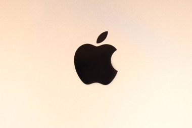 KHARKIV, UKRAINE - 27 Ocak 2021: Şirketin logosuna sahip yepyeni Apple iPad altın gövde yüzeyi. Apple Inc. merkezi Kaliforniya 'da bulunan bir Amerikan teknoloji şirketidir.