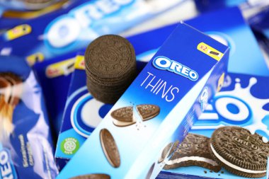 KHARKIV, UKRAINE - 14 Şubat 2021: orjinal ve gevrek kurabiye paketlerini inceltiyor. Oreo markası, Mondelez International adlı Amerikan şirketine ait.
