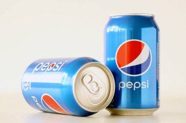 TERNOPİL, UKRAINE - 28 Mayıs 2022: soğuk Pepsi beyaz arka planda konserve içecek. Pepsi 1893 yılından beri PepsiCo tarafından üretilen bir karbonatlı meşrubattır.