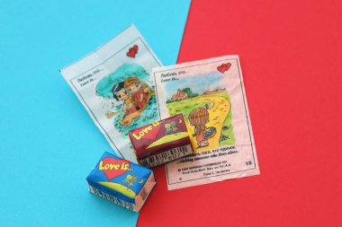 TERNOPIL, UKRAINE - 23 Haziran 2022: Aşk, 1990 'larda Rusya' da popüler olan bir Türk balon diş etidir. Aşkın çeşitli tatları sakız çiğniyor. Yığınla aşk hakkında.