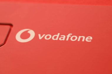 TERNOPIL, UKRAINE - 5 Temmuz 2022: Vodafone Power SIM mobil kartı Vodafone Group plc - 22 ülkede ağları olan ve işleten İngiliz çokuluslu telekomünikasyon şirketi