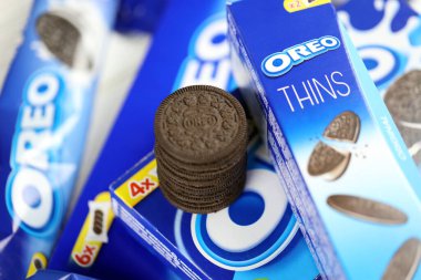 KHARKIV, UKRAINE - 14 Şubat 2021: orjinal ve gevrek kurabiye paketlerini inceltiyor. Oreo markası, Mondelez International adlı Amerikan şirketine ait.