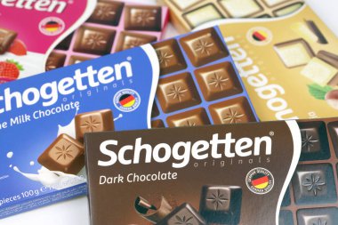 KHARKIV, UKRAINE - 18 Aralık 2020 Schogetten çikolata paketleri. Avrupa 'nın en başarılı şekerleme tedarikçilerinden Ludwig Schokolade GmbH ve Co. KG tarafından üretilen Dark Chocolate