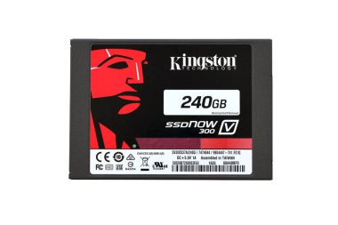 TERNOPIL, UKRAINE - 20 Haziran 2022: Kingston, Kaliforniya merkezli Kingston Teknoloji Şirketi 'nin altında Tayvan' da kurulmuş 300 adet SSD kati sürüş deposu