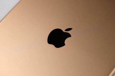KHARKIV, UKRAINE - 27 Ocak 2021: Şirketin logosuna sahip yepyeni Apple iPad altın gövde yüzeyi. Apple Inc. merkezi Kaliforniya 'da bulunan bir Amerikan teknoloji şirketidir.
