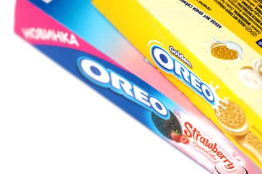 TERNOPİL, UKRAINE - 28 Mayıs 2022: Oreo Golden ve çilekli cheesecake çıtır kurabiye kutusu. Oreo markası, Mondelez International adlı Amerikan şirketine ait.