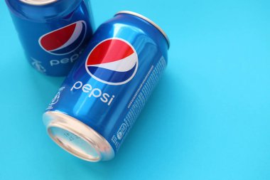 TERNOPİL, UKRAINE - 28 Mayıs 2022: soğuk Pepsi içecek kutuları. Pepsi 1893 yılından beri PepsiCo tarafından üretilen bir karbonatlı meşrubattır.