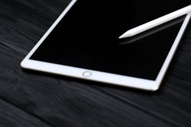 KHARKIV, UKRAINE - 27 Ocak 2021: Siyah arkaplanda yepyeni Apple iPad ve Apple kalem. Apple Inc. merkezi Kaliforniya 'da bulunan bir Amerikan teknoloji şirketidir.