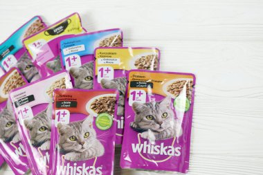 KHARKIV, UKRAINE - Şubat 06, 2021: Whiskas marka kedi maması mor paketleri kapatın. Whiskas, Amerikan markası Mars, Inc.