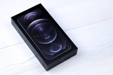 KHARKIV, UKRAINE - 27 Ocak 2021: Apple Iphone Kutusu 12 profesyonel yeni model akıllı telefon ve IOS tabanı beyaz arka planda. Apple Inc. merkezi Kaliforniya 'da bulunan bir Amerikan teknoloji şirketidir.