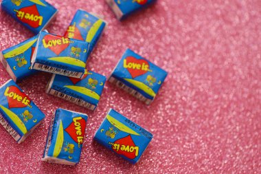 TERNOPIL, UKRAINE - 23 Haziran 2022: Aşk, 1990 'larda Rusya' da popüler olan bir Türk balon diş etidir. Aşkın çeşitli tatları sakız çiğniyor. Yığınla aşk hakkında.